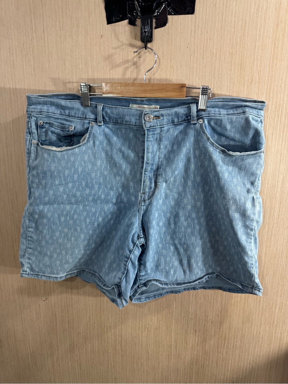 Women’s Levi Light Blue Classic Denim Shorts Size 34